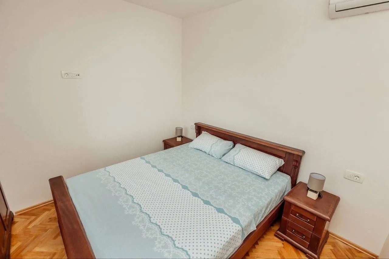 Izdavanje, dvosoban stan, 70m², Centar, Tivat