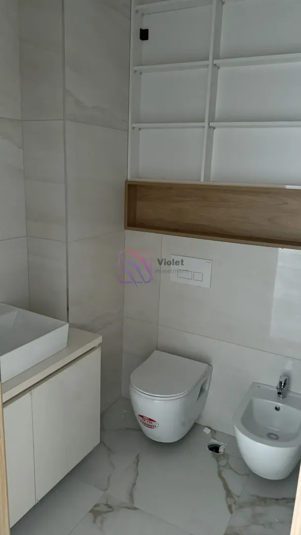 Savremeno opremljeno kupatilo sa umivaonikom, WC šoljom i bideom.