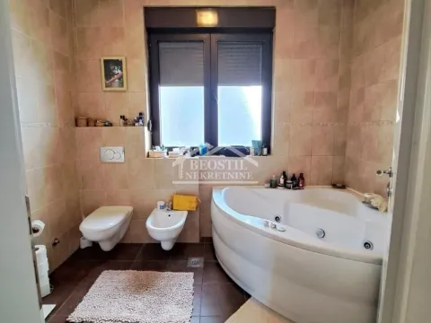 Izdavanje, četvorosoban stan, 204m², Đeram Pijaca, Beograd - image 4