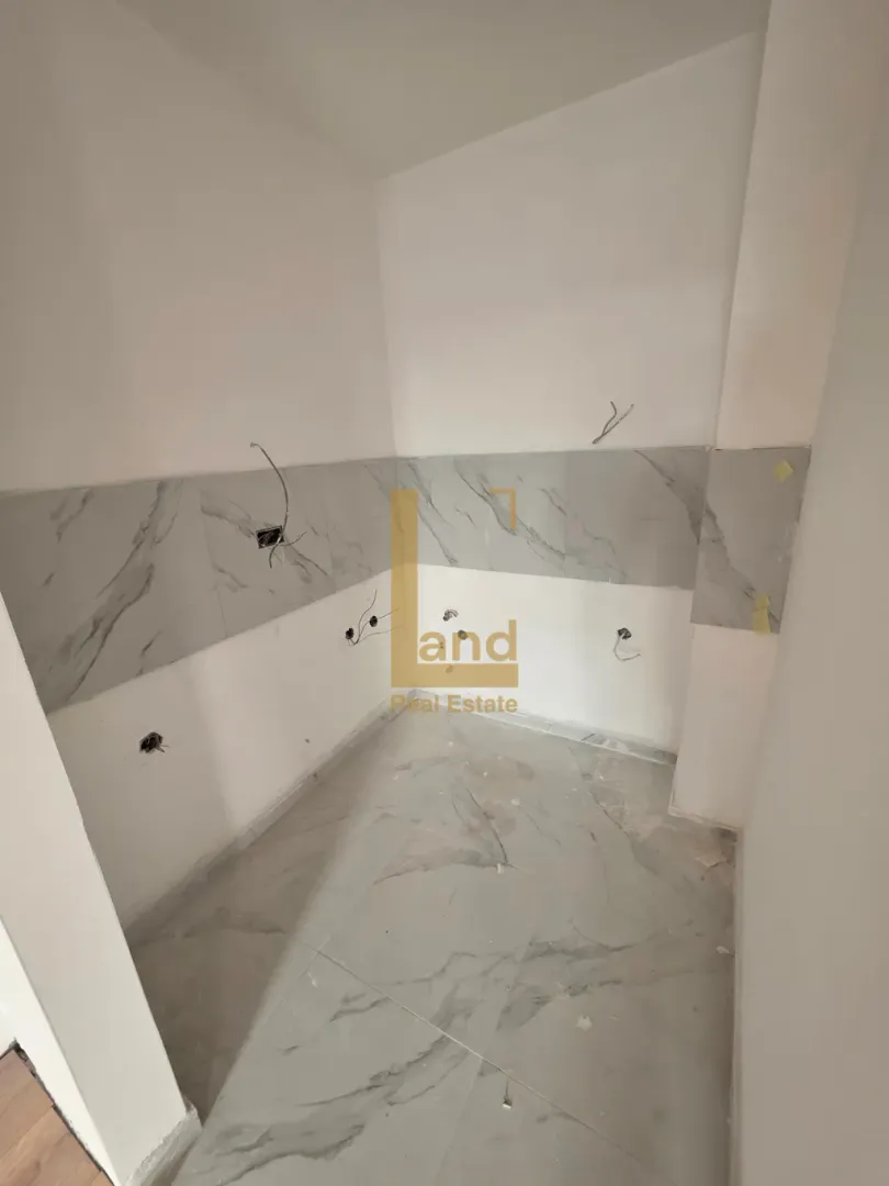 Nezavršena kuhinja sa keramičkim pločicama i pripremljenim instalacijama.