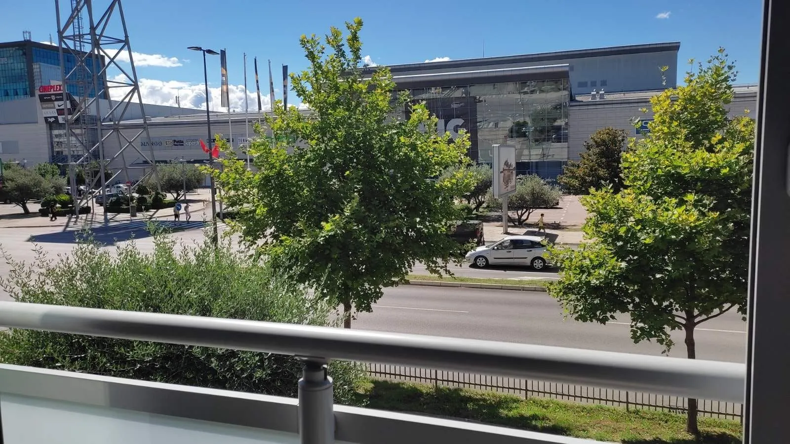 Pogled sa terase na gradsku ulicu i okolne zgrade.