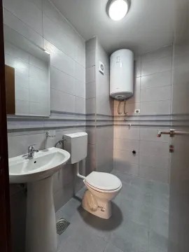 Moderno opremljeno kupatilo sa svijetlim pločicama, umivaonikom i wc šoljom. - image 13