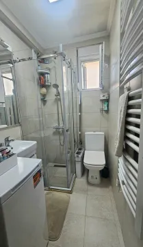Kupatilo opremljeno tuš kabinom, umivaonikom, toaletom i veš mašinom. - image 5