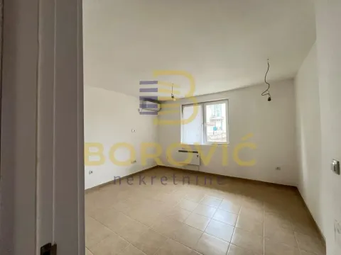 Prazna soba sa pločicama na podu i prozorom. - image 3