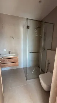 Savremeno opremljeno kupatilo sa tuš kabinom, umivaonikom i toaletom. - image 3
