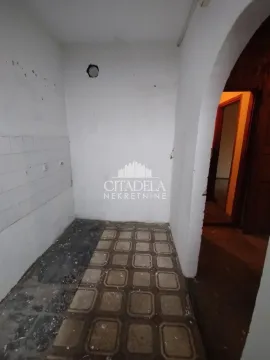 Prazna prostorija sa popločanim podom i zidnim pločicama u prizemlju kuće. - image 6