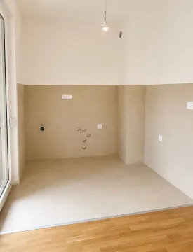 Prazan prostor predviđen za kuhinju sa keramičkim pločicama i priključcima. - image 6