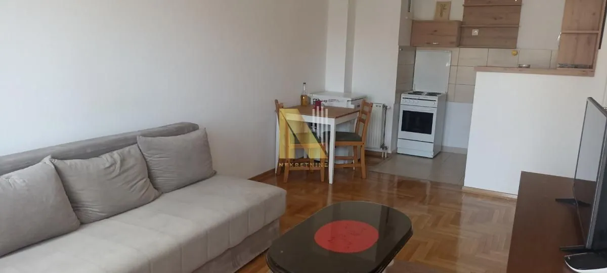 Izdavanje, jednosoban stan, 39m², Bulevar Oslobodjenja, Novi Sad Sve Podlokacije