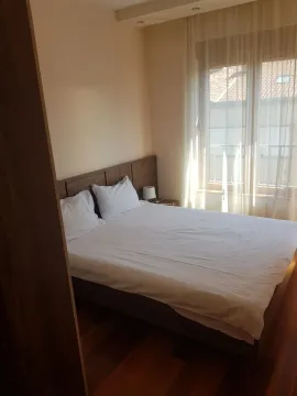 Bright bedroom with a double bed next to the window. - image 8
