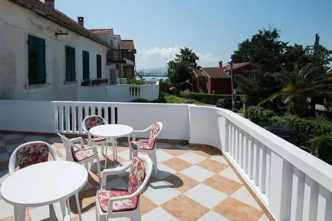 Rent, two bedroom apartment, 120m², Tivat, Crna Gora - image 1