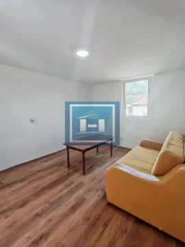 Manja dnevna soba sa kaučem i stočićem. - image 14