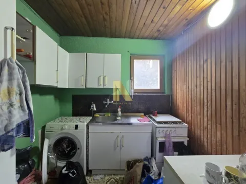 Starija kuhinja sa elementima, šporetom i veš mašinom. - image 5