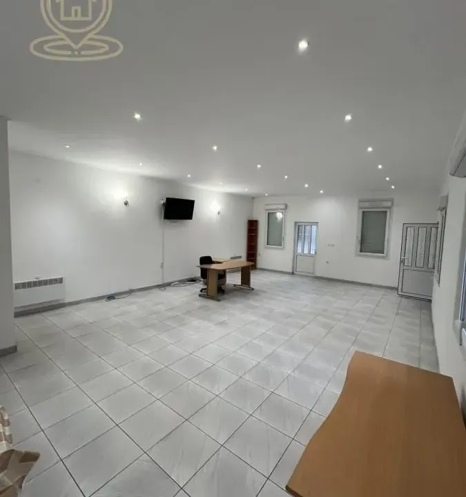 Izdavanje, poslovni prostor, 61m², Pivara, Kragujevac