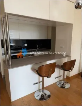 Moderna kuhinja sa šankom i barskim stolicama. - image 3
