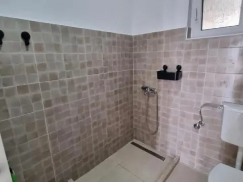 Izdavanje, dvosoban stan, 90m², Risan, Kotor - image 13