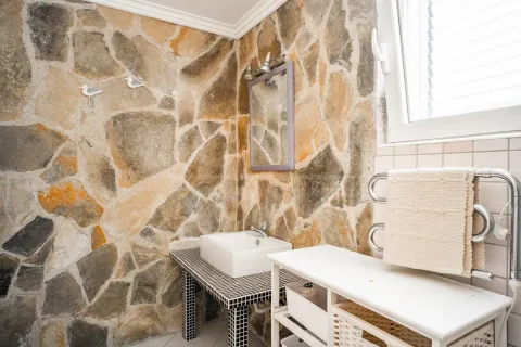 Izdavanje, trosoban stan, 84m², Stari Grad Kotor, Kotor - image 7