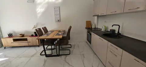 Moderna kuhinja sa trpezarijom i ugradnim elementima. - image 8