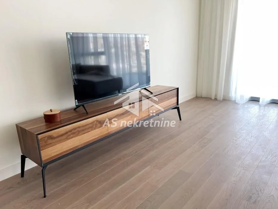 Izdavanje, četvorosoban stan, 152m², Savski Venac, Beograd