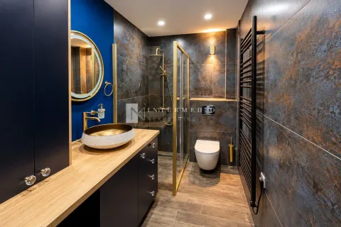 Moderne kupatilo sa umivaonikom, tuš kabinom i wc šoljom. - image 7
