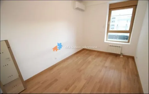 Prazna soba sa parketom na podu i jednim prozorom. - image 10
