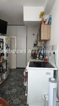 Manja kuhinja sa šporetom, frižiderom i kuhinjskim elementima. - image 4