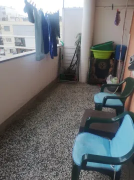 Namtještena terasa sa garniturom za sjedenje i postavljenim vešom za sušenje. - image 3