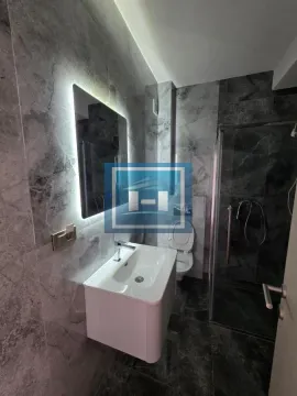 Moderno kupatilo sa tuš kabinom i umivaonikom u sive tonove sa mermernom keramikom. - image 5