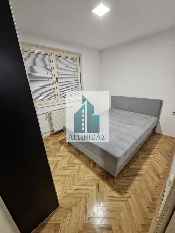 Bedroom with a double bed and parquet flooring.