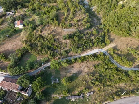 Pogled iz vazduha na zemljište sa zelenilom i pristupnim putem. - image 3