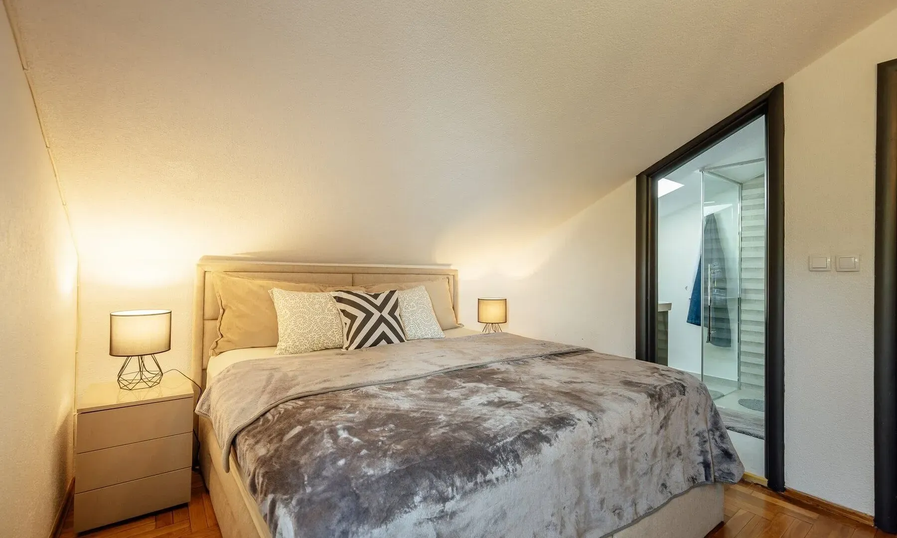 Prodaja, dvosoban stan, 82m², Dobrota, Kotor