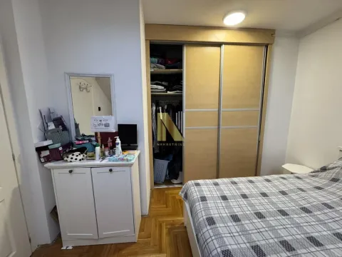 Spavaća soba sa krevetom, garderoberom i komodom. - image 24
