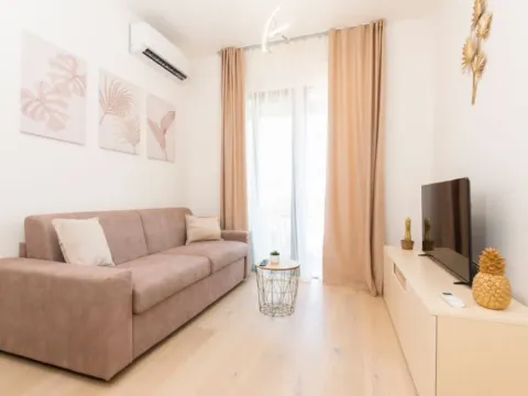 Izdavanje, jednosoban stan, 40m², Kalimanj, Tivat - image 3