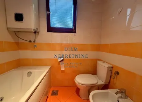 Manje kupatilo sa kadom, wc šoljom, bideom i bojlerom. - image 16