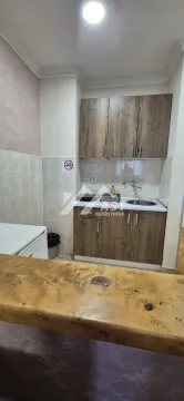 Manja kuhinja sa drvenim elementima i sudoperom. - image 3