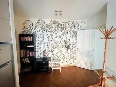 Living room with parquet flooring and a painted wall. - image 4