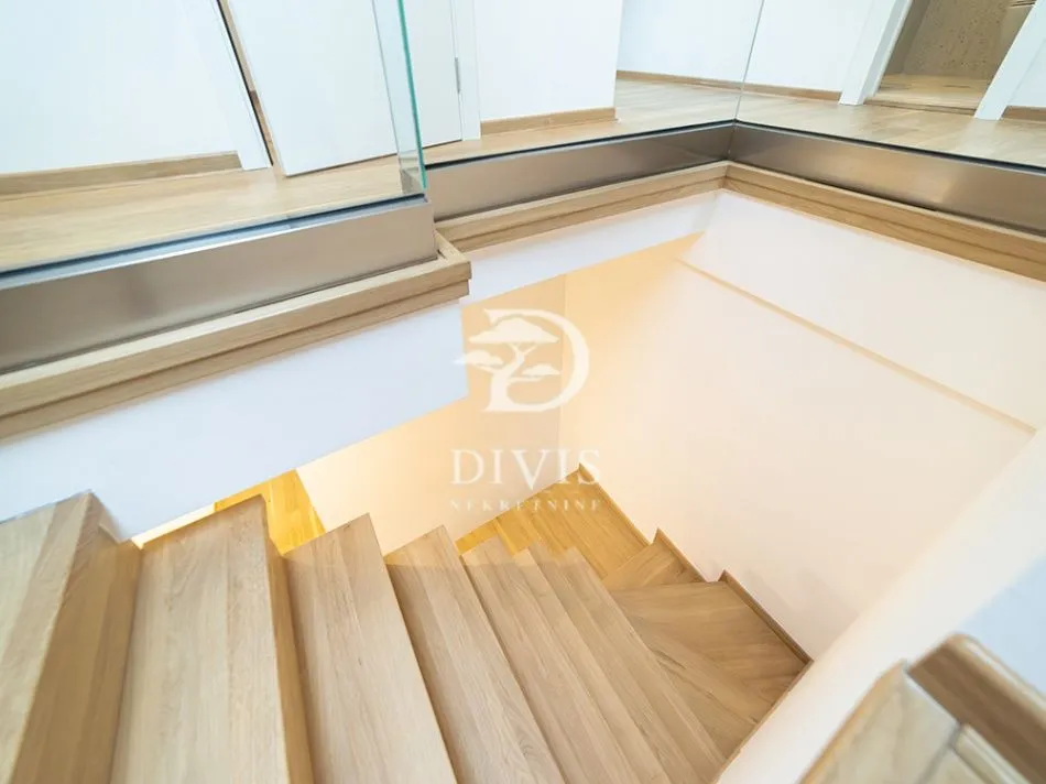 Prodaja, četvorosoban stan, 131m², Stari Grad, Beograd