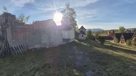 Pogled na dvorište i objekte na placu. - image 9