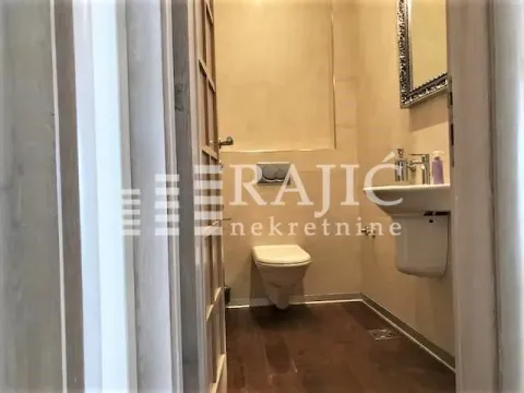 Manje kupatilo sa umivaonikom, toaletnom šoljom i ogledalom. - image 14