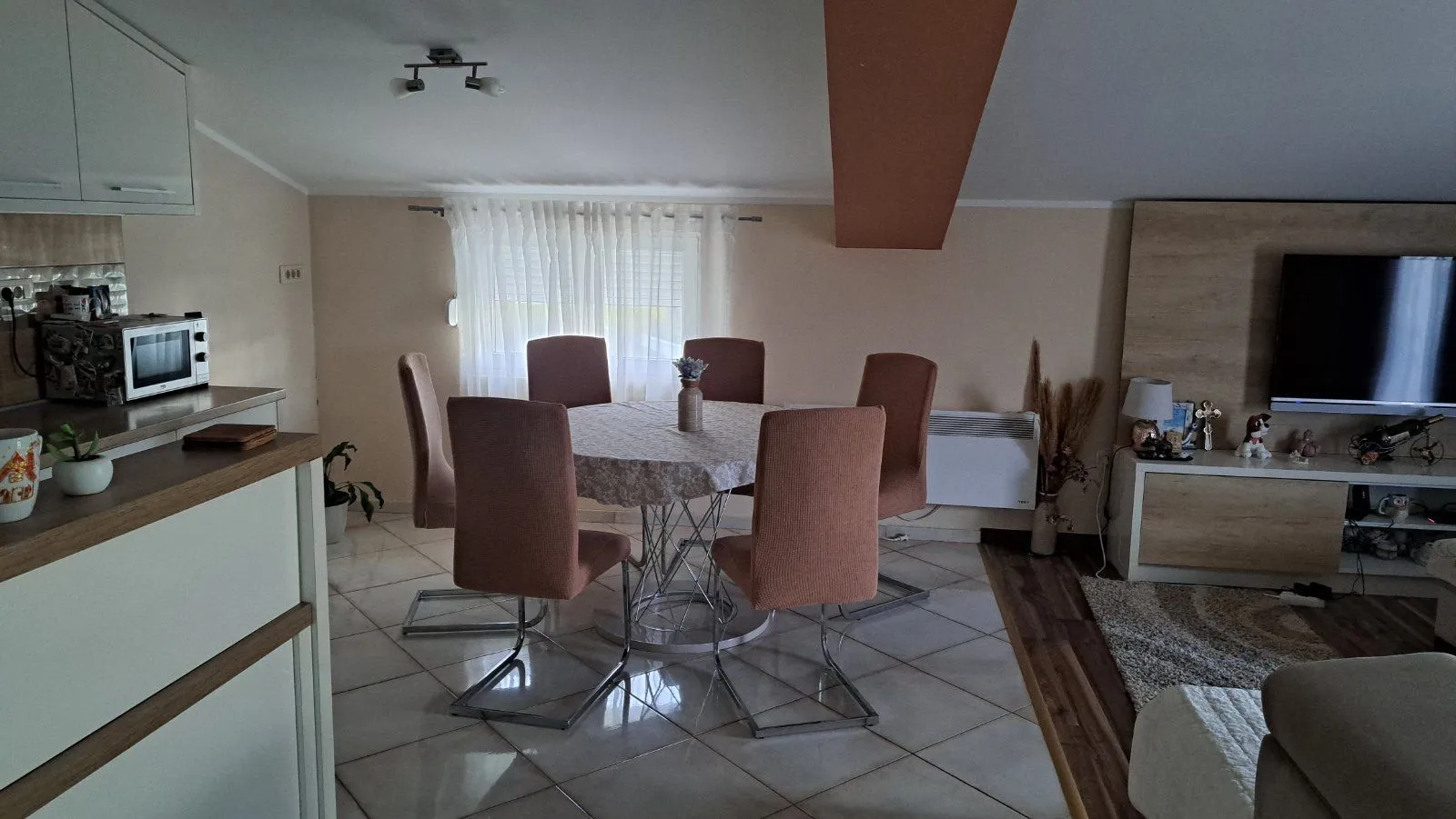 Izdavanje, trosoban stan, 106m², Tivat, Crna Gora