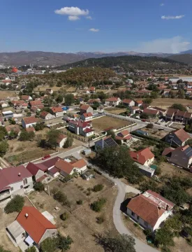 Pogled iz vazduha na naselje sa porodičnim kućama i okolnim zelenilom. - image 2