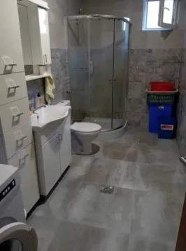 Kupatilo sa tuš kabinom, umivaonikom, WC šoljom i veš mašinom. - image 7