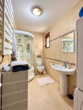 Kupatilo opremljeno tuš kabinom, umivaonikom i WC šoljom. - image 10