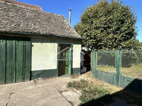 Pogled na dvorište i spoljašnjost pomoćnog objekta sa starim krovom. - image 17