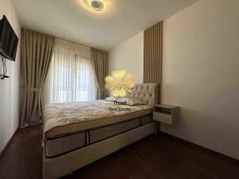 Uređena spavaća soba sa bračnim krevetom. - image 11