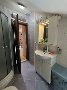 Manje kupatilo sa tuš kabinom, umivaonikom i ogledalom sa osvjetljenjem. - image 8