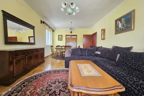 Dnevna soba sa ugaonom garniturom i drvenim namještajem. - image 5