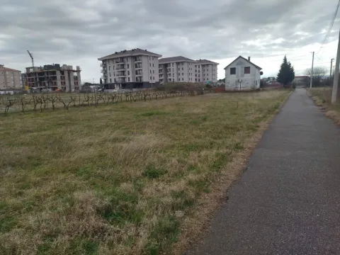 Pogled na plac sa putem i okolnim zgradama u pozadini. - image 3