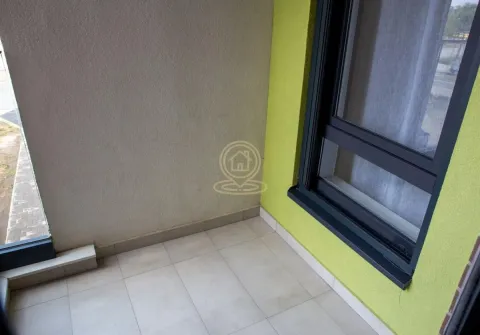 Manji popločani balkon sa prozorom i svetlim zidovima. - image 9