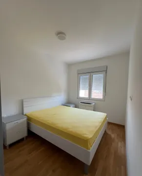 Svjetla spavaća soba sa bračnim krevetom i prozorom. - image 5