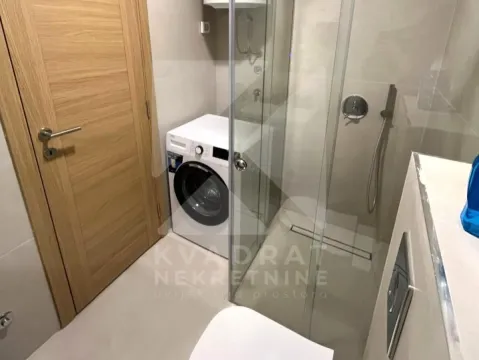Moderne kupatilo sa tuš kabinom i veš mašinom. - image 8